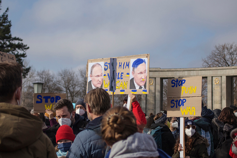 Putin Vergleich zu Hitler auf der Friedensdemo gegen den Ukraine-Krieg in Berlin am 27.02. 