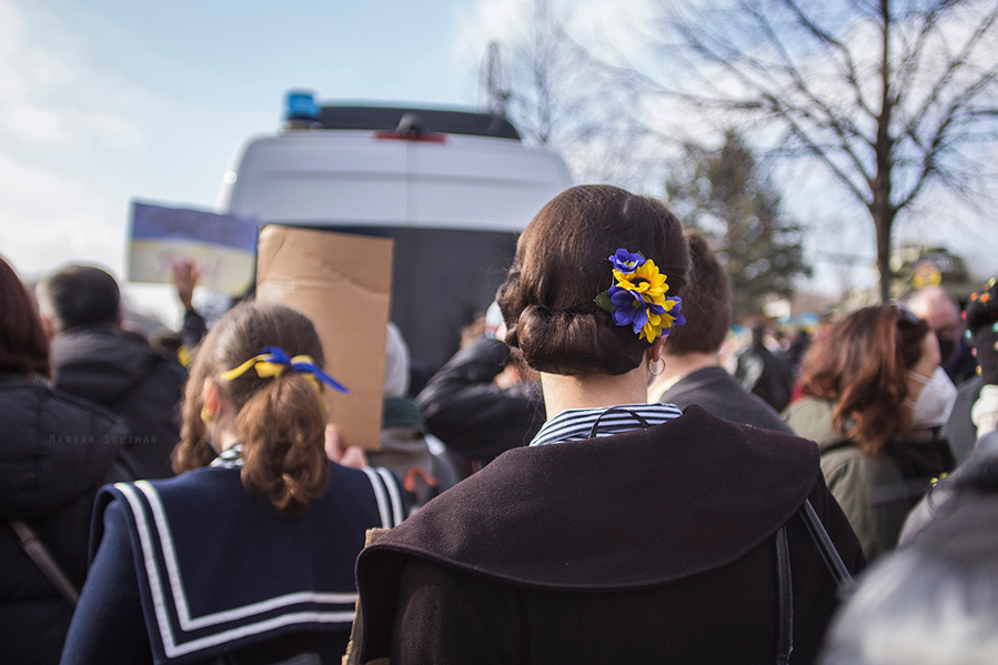 Demonstrantin mit gelb lila Haarschmuck in Solidarität mit der Ukraine auf der Friedensdemo in Berlin