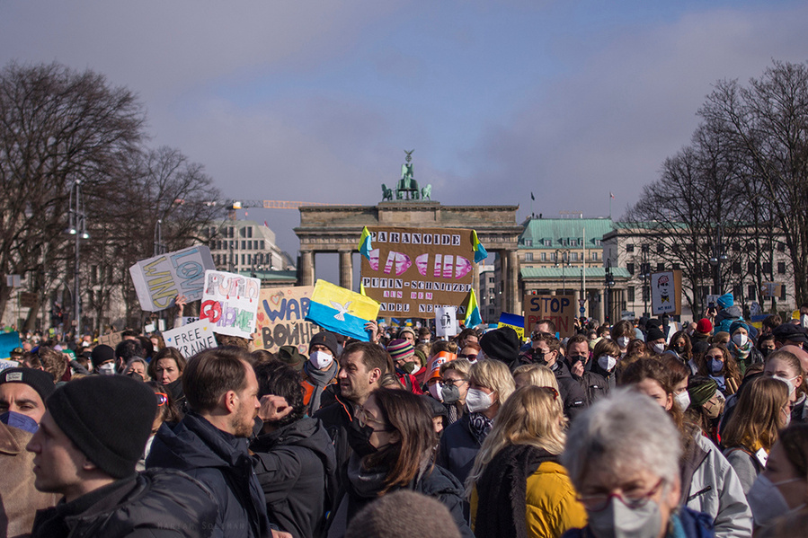 Verschiedene Schilder gegen Putin und den Ukraine Krieg mit dem Brandenburger Tor im Hintergrund