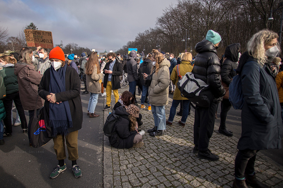 Demonstrierende erholen sich auf dem Boden während der Friedensdemo gegen den Ukraine-Krieg in Berlin am 27.02. 