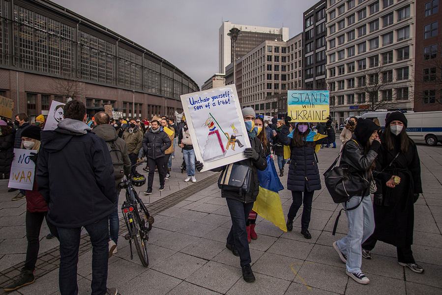 Anti Putin Schild auf Friedensdemo gegen Ukraine-Krieg in Berlin am 27.
