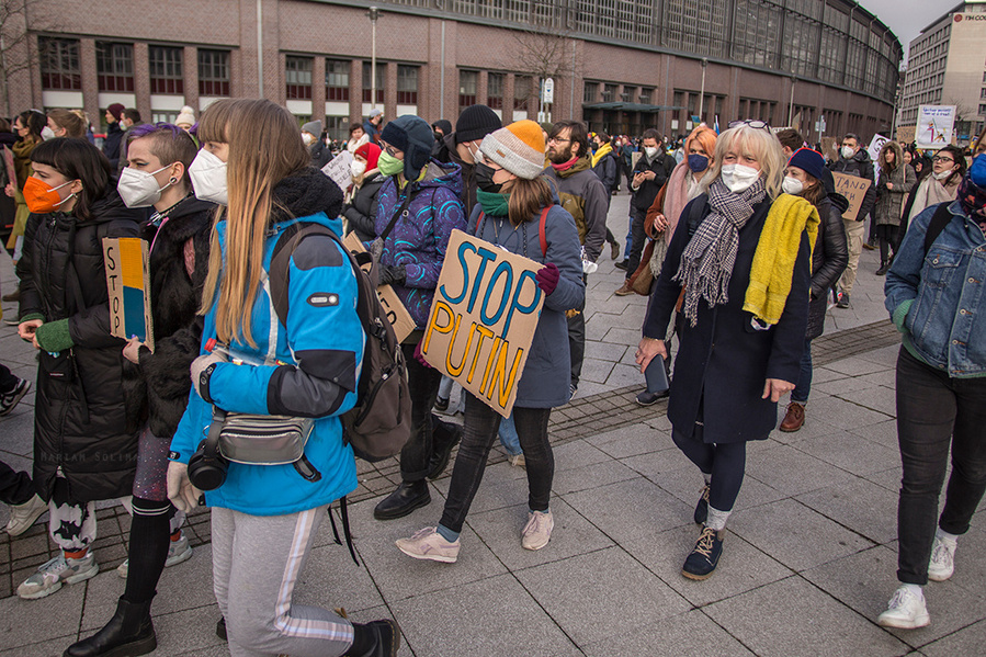 Stop Putin Schild auf der Friedensdemo gegen den Ukraine-Krieg in Berlin am 27.02. bei der Friedrichstraße