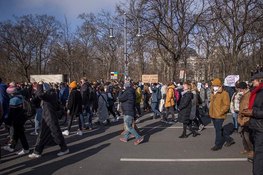Demonstrierende auf der Straße des 17. Juni auf der Friedensdemo gegen den Ukraine-Krieg in Berlin am 27.02. 