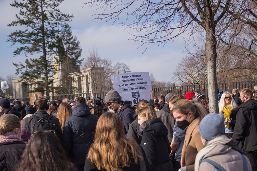 Satirisches Schild über Putin auf der Friedensdemo gegen den Ukraine-Krieg in Berlin am 27.02. 