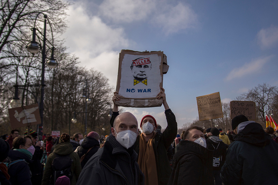 Demonstrant hält Schild gegen Putin auf der Friedensdemo gegen den Ukraine-Krieg in Berlin am 27.02. 