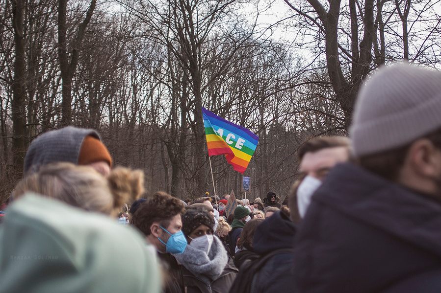 Regenbogenfahne für Frieden auf der Friedensdemo gegen den Ukraine-Krieg in Berlin am 27.02. 