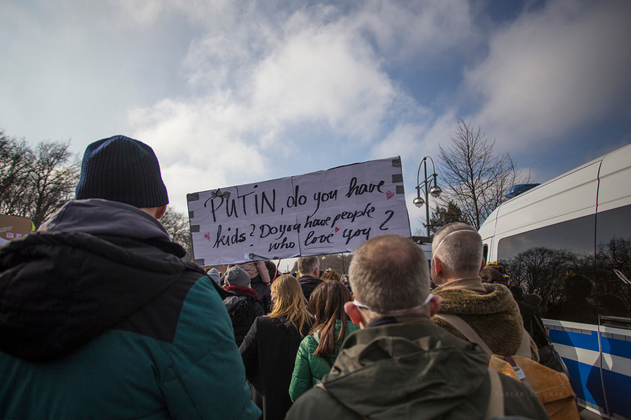 Demonstrierende halten Schild gegen Putin auf der Friedensdemo gegen den Ukraine-Krieg in Berlin am 27.02. 