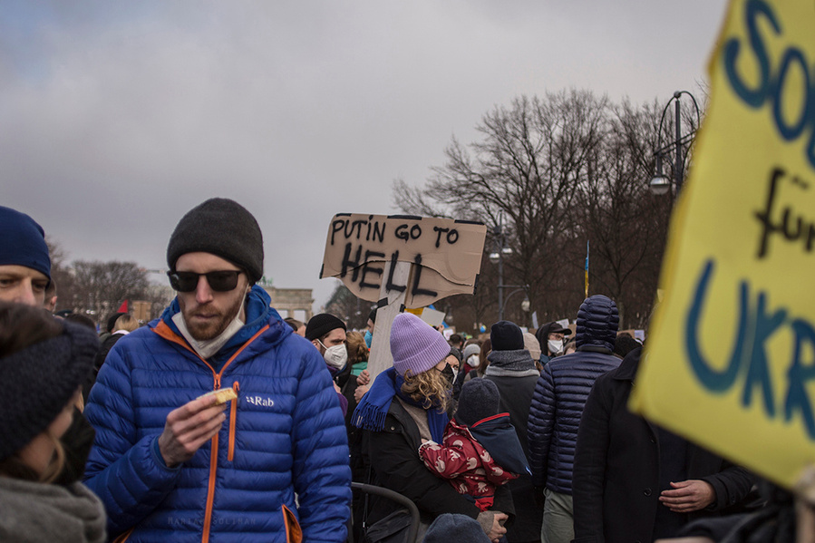 Anti-Putin Schild auf der Friedensdemo gegen den Ukraine-Krieg in Berlin am 27.02. 