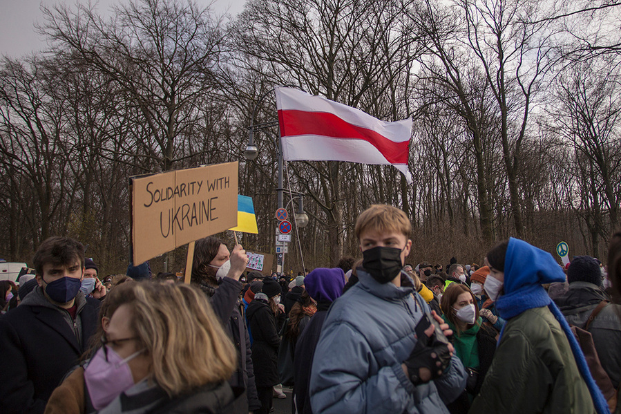 Solidarity with Ukraine Schild auf der Friedensdemo gegen den Ukraine-Krieg in Berlin am 27.02. 