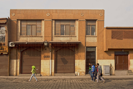 Street scene of a group of guys walking behind girl in Al-Moez Street in Cairo, Egypt.
Straßenszene aus einer Gruppe von Männern, die hinter einer jungen Frau in der Al-Moez-Straße in Kairo in Ägypten, laufen.