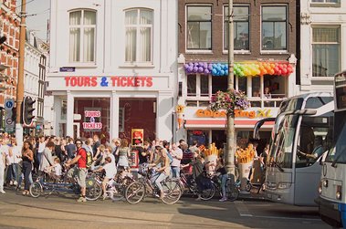 Street scenes with lots of bikes and rainbow colored decoration during the Amsterdam Gay Pride in 2015.
Straßenszenen mit vielen Fahrrädern und regenbogenfarbener Dekoration während der Amsterdam Gay Pride im Jahr 2015.