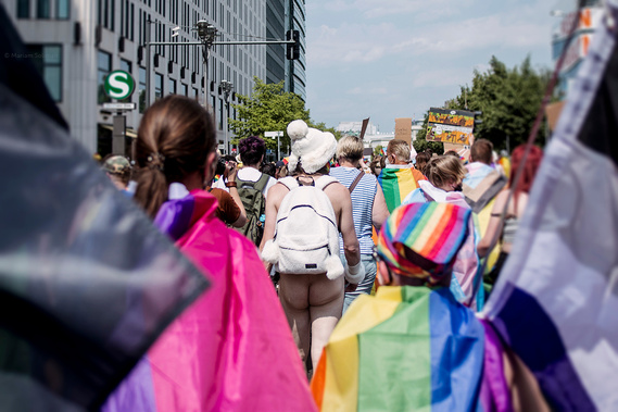 Nude person with backpack attending Christopher Street Day / Gay Pride Berlin 2021.
Nackte Person mit Rucksack auf dem Christopher Street Day / Gay Pride Berlin 2021.