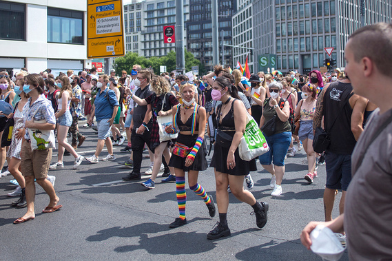 Colorful crowd at Potsdamer Platz during Christopher Street Day / Gay Pride Berlin 2021.
Bunte Menschenmenge am Potsdamer Platz beim Christopher Street Day / Gay Pride Berlin 2021.