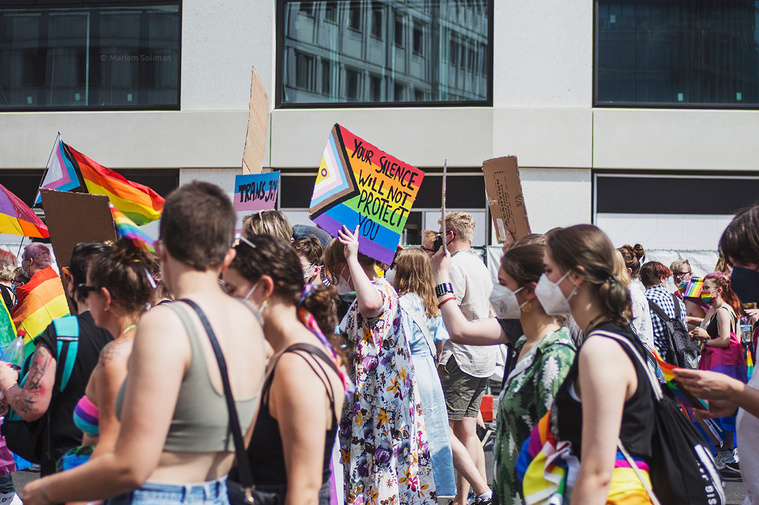 Rainbow colored sign held up during Christopher Street Day / Gay Pride Berlin 2021.
Regenbogenfarbenes Schild, das während des Christopher Street Day / Gay Pride Berlin 2021 hochgehalten wird.
