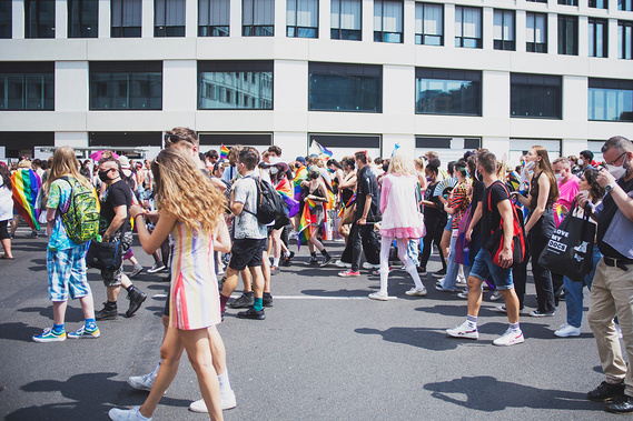 Colorful crowd at Potsdamer Platz during Christopher Street Day / Gay Pride Berlin 2021.
Bunte Menschenmenge am Potsdamer Platz beim Christopher Street Day / Gay Pride Berlin 2021.