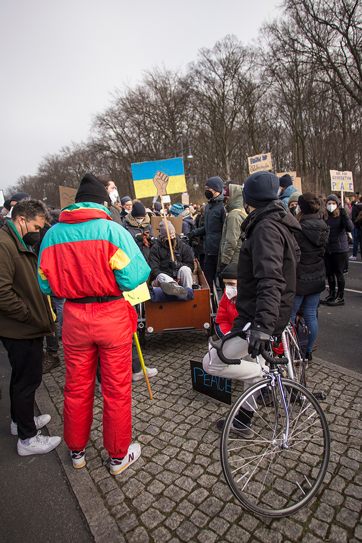 Demonstrierende erholen sich auf der Friedensdemo gegen den Ukraine-Krieg in Berlin am 27.02. 