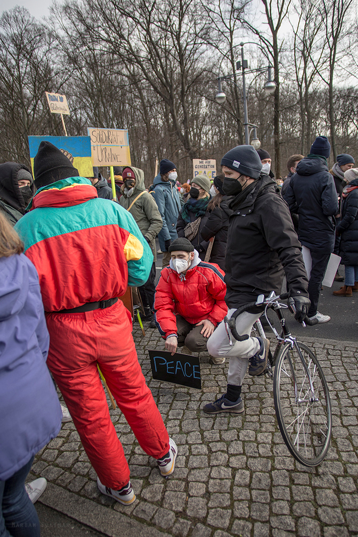 Demonstrant hält Peace Friedensschild auf der Friedensdemo gegen den Ukraine-Krieg in Berlin am 27.02. 