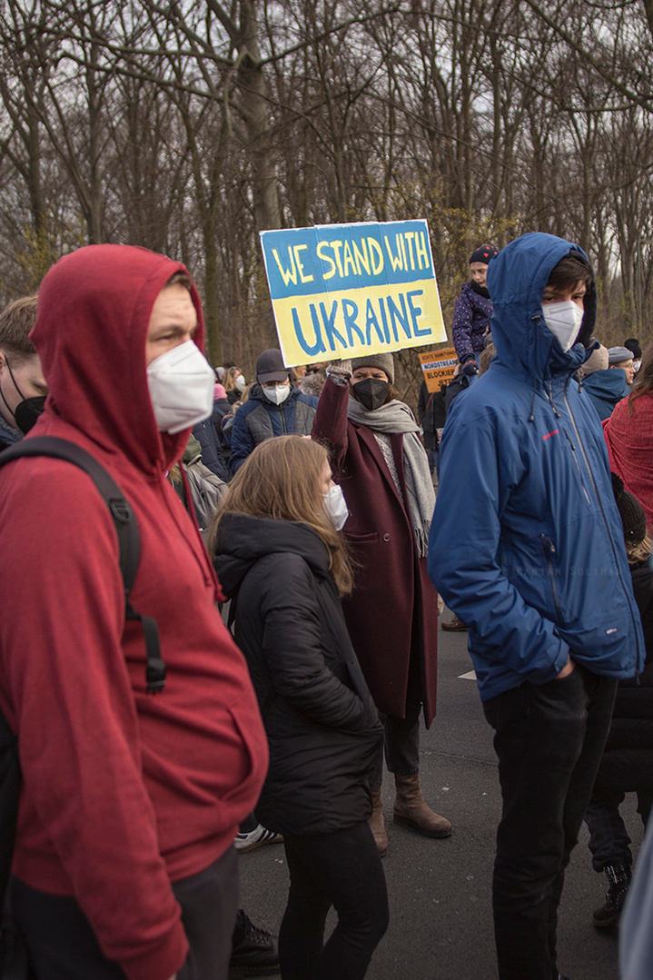 Solidarity with Ukraine auf der Friedensdemo gegen den Ukraine-Krieg in Berlin am 27.02. 