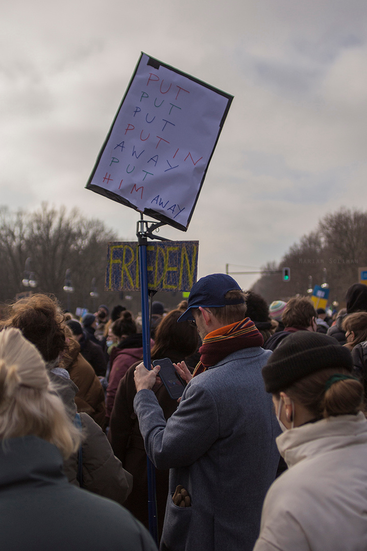 Demonstrant hält Schild gegen Putin auf der Friedensdemo gegen den Ukraine-Krieg in Berlin am 27.02. 