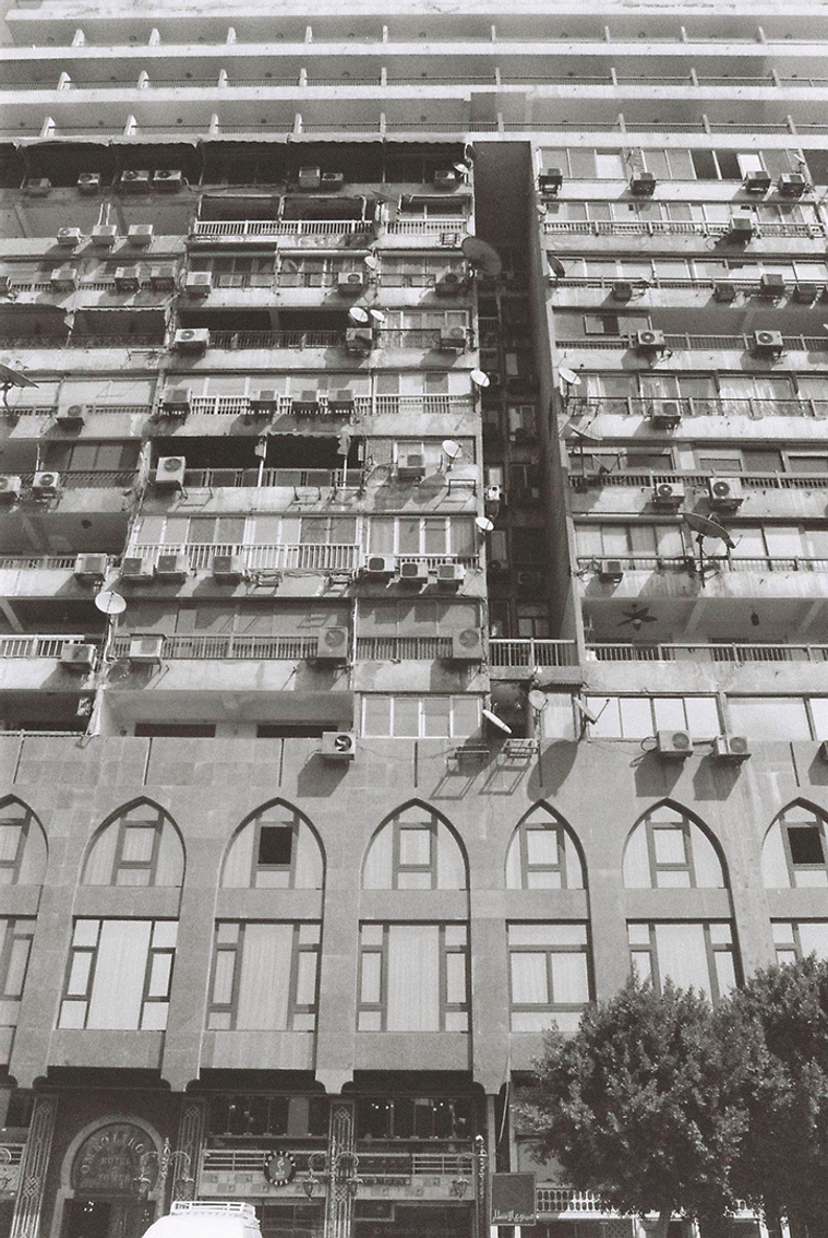 Black and white analog photograph of a chaotic house facade in Cairo, Egypt.
Schwarz-Weiß-Analogfotografie einer chaotischen Hausfassade in Kairo, Ägypten.