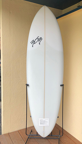 LENGTH  5’11”(180.3cm)
WIDTH  20 11/16” (52.55cm)
THICKNESS  2 1/2” (6.35cm)

DESIGN
CLEAR
DECK VOLAN PACH
WOOD ON FIN
