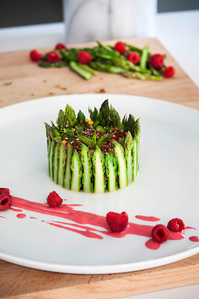 kuskonmazli kinoa salatasi ve beyaz biberli frambuaz sos. quinoa asparagus salad with white pepper raspberry sauce