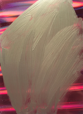 An applied foil with a prism effect breaks the incident light into its spectral colors and thus creates a visual illusion.