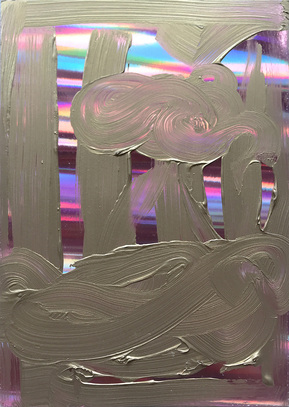 An applied foil with a prism effect breaks the incident light into its spectral colors and thus creates a visual illusion.