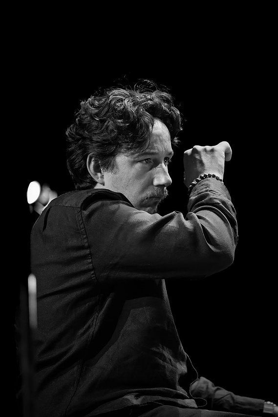 ​Fred Nardin au piano sur la scène du théâtre Chateaubriand à Saint-Malo lors du festival de musique La Fabrique à Concert
