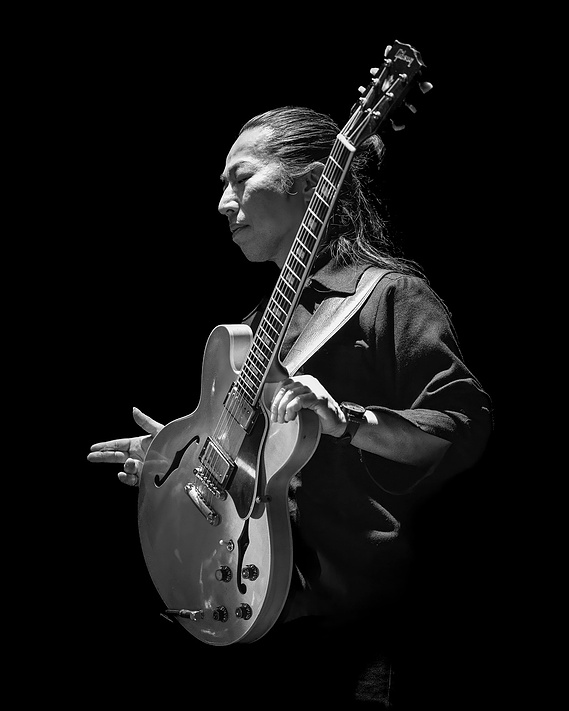 Le guitariste japonais Takumi Seino sur la scène du théâtre à Saint-Malo dans le cadre du festival de musique Jazz