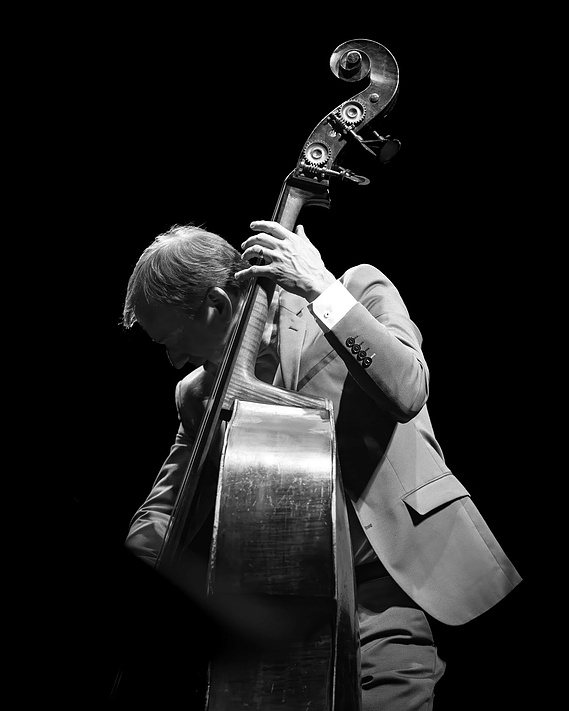 ​Thomas Bramerie à la contrebasse sur la scène du théâtre à Saint-Malo dans le cadre du festival de musique Jazz
