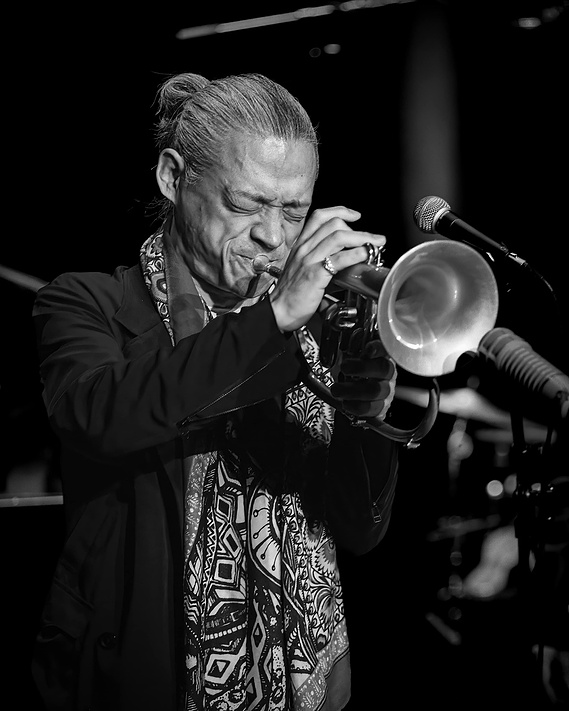 ​Le trompettiste et chanteur japonais Toku sur la scène du théâtre à Saint-Malo dans le cadre du festival de musique Jazz