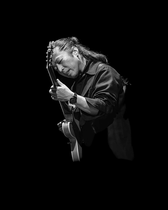 Le guitariste japonais Takumi Seino sur la scène du théâtre à Saint-Malo dans le cadre du festival de musique Jazz
