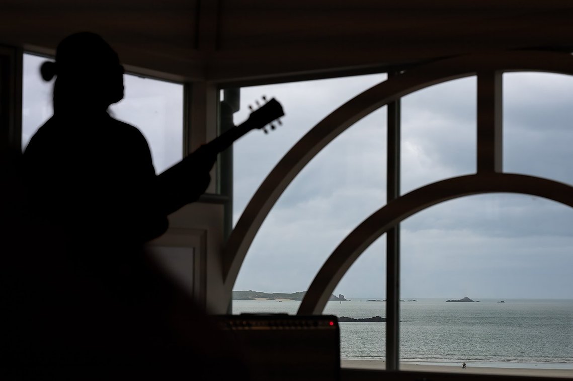 Le guitariste japonais Takumi Seino jouant à l'hôtel des Thermes Marin à Saint-Malo dans le cadre du festival de musique Jazz