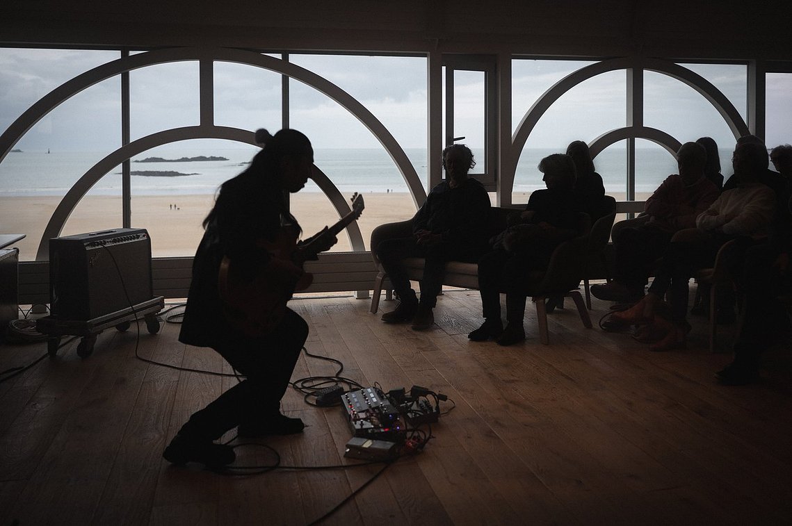 Le guitariste japonais Takumi Seino jouant à l'hôtel des Thermes Marin à Saint-Malo dans le cadre du festival de musique Jazz