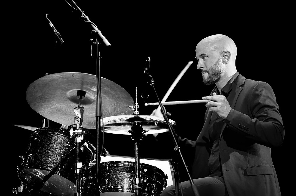 Romain Sarron à la batterie​ sur la scène du théâtre Chateaubriand à Saint-Malo lors du festival de musique La Fabrique à Concert
