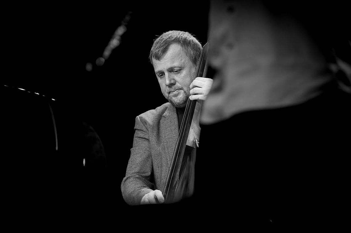 ​ Le contrebassiste Fabien Marcoz sur la scène du théâtre Chateaubriand à Saint-Malo lors du festival de musique La Fabrique à Concert