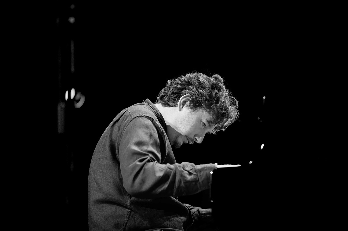 ​Fred Nardin au piano sur la scène du théâtre Chateaubriand à Saint-Malo lors du festival de musique La Fabrique à Concert