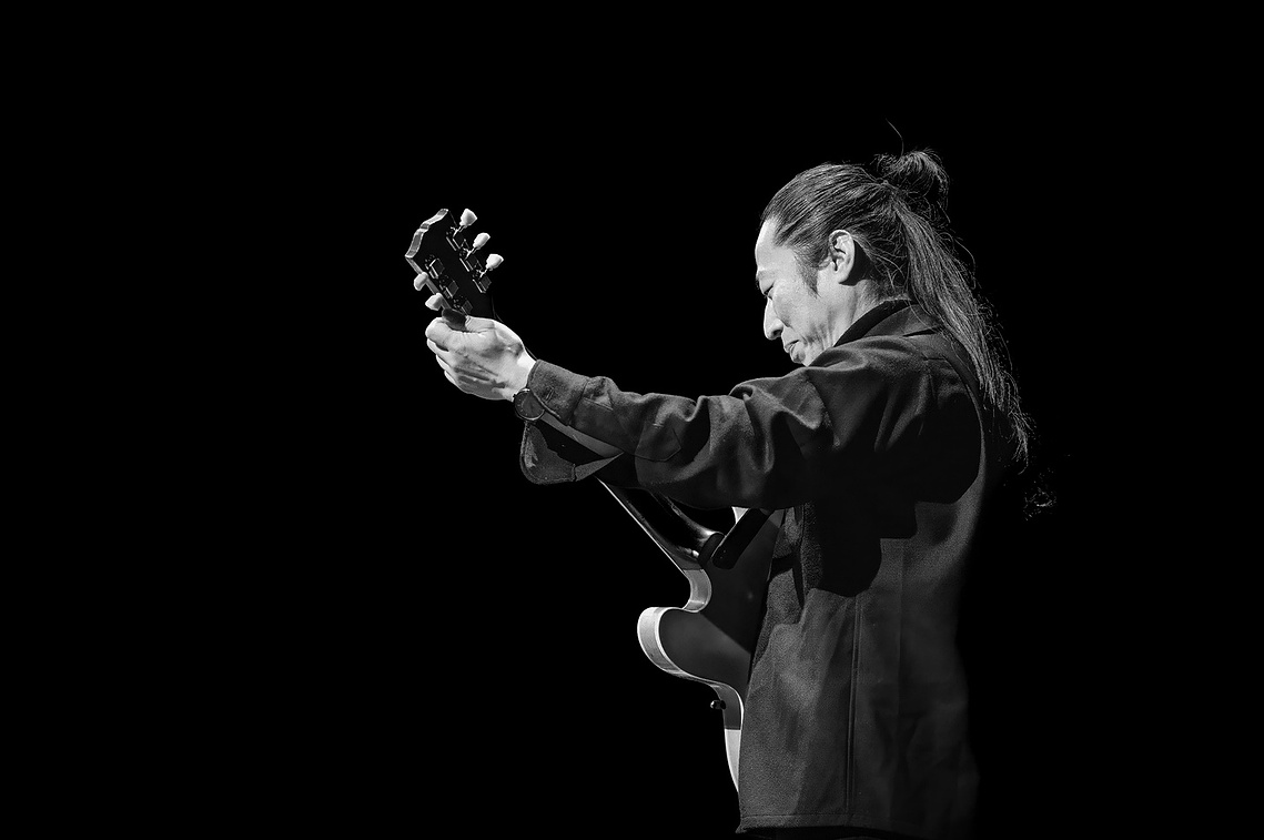 Le guitariste japonais Takumi Seino sur la scène du théâtre à Saint-Malo dans le cadre du festival de musique Jazz