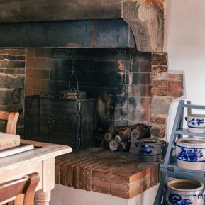 Küche mit rustikalem Kamin