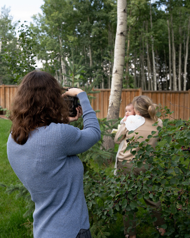 Aneta (mentee) taking a photo of her mother with her daughter during a 1:1 mentorship session where I was teaching her how to use her DSLR.