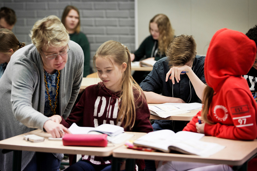 20161214 SAVON SANOMAT KOTIMAA. Tuoreimpien Pisa-tutkimusten keskeisimpiä tuloksia oli, että tytöt pärjäävät erittäin hyvin. Minna Canthin koulun 8a-luokan matematiikan tunti. Edessä Taika Autio opettaja Sari Halosen kanssa. Takana tuskailee Leevi Lehto.K