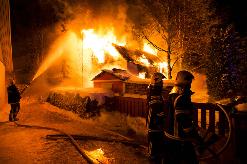 Firemen putting down a fire in Petonen, Kuopio. Savon Sanomat 2016.
