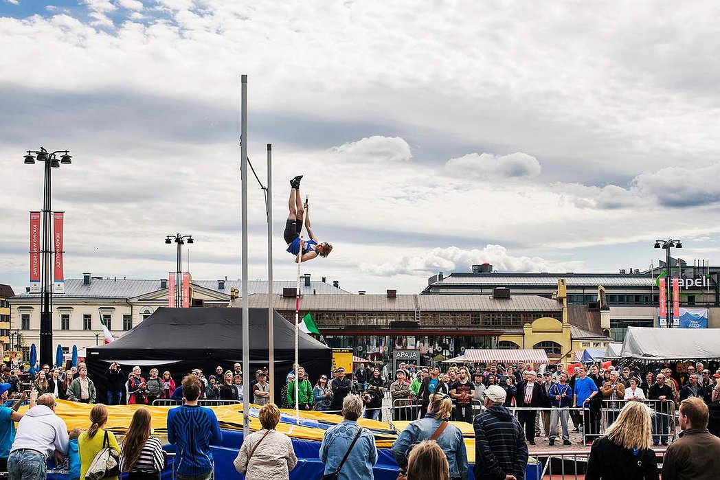 Yleisurheilun tähtikisat Kuopio-gamesin miesten seiväs hypättiin ensimmäistä kertaa Kuopion torilla. Tommi Halttinen hyppyvuorossa..Kuopio-games track and field men's pole vault competion was held in the Kuopio market place for the first time. Tommi Haltt