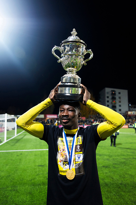 KuPS voitti Veikkausliigan mestaruuden ja Suomen Cupin 2024. Ousman Diawara kannattelee Suomen Cupin voittopokaalia Veikkausliigan mestaruuden ratkaisseen HJK-ottelun jälkeen.
KuPS won the Veikkausliiga championship and The Finnish Cup championship in 202