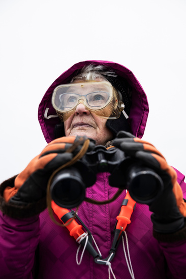 Seura: Saimaan rannalla, Puumalassa asuva norppabongari Marjatta Hämäläinen. Marjatta kiertämässä norppabongaus-paikkojaan.