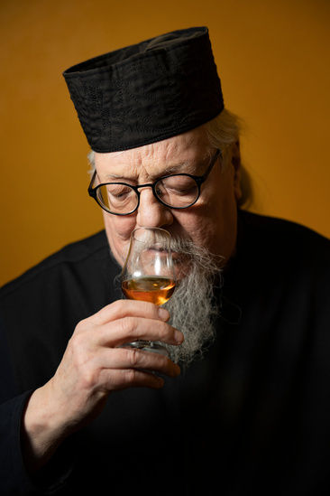 Sunnuntaisuomalainen: Valamon luostarin munkki Isä Andreas. Isä Andreas vastaa Valamon viinin ja viskin tuotannosta. Isä Andreas haistelee luostarin viskiä.