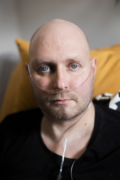 Seura: Jyri Roivaista vaivasi pitkään jatkuva yskä ja päänsärky. Hän kävi lääkärissä, mutta aina sanottiin astmaksi yms. Lopulta selvisi, että kyseessä pitkälle levinnyt keuhkosyöpä. Hän on nyt saattohoidossa kotonaan.