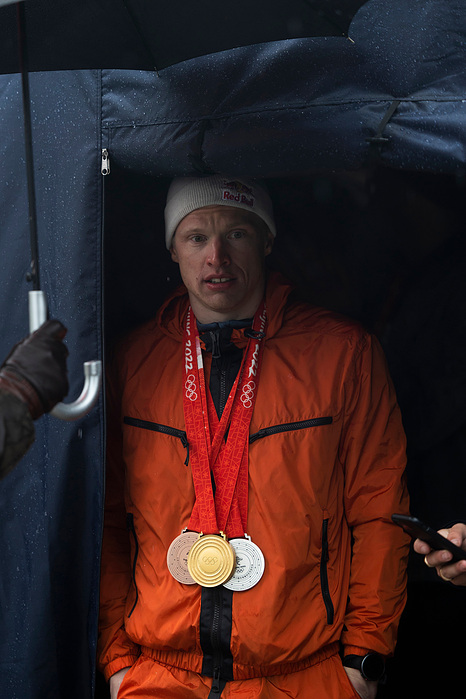 Kuopion torilla järjestettiin mitalijuhlat olympiamitalisteille Iivo Niskaselle, Tanja Niskaselle ja Teemu Hartikaiselle 7.5.2022. Niskanen odottaa vuoroaan päästä lavalle.
Patry was held for olympic medalists Iivo Niskanen, Tanja Niskanen and Teemu Harti