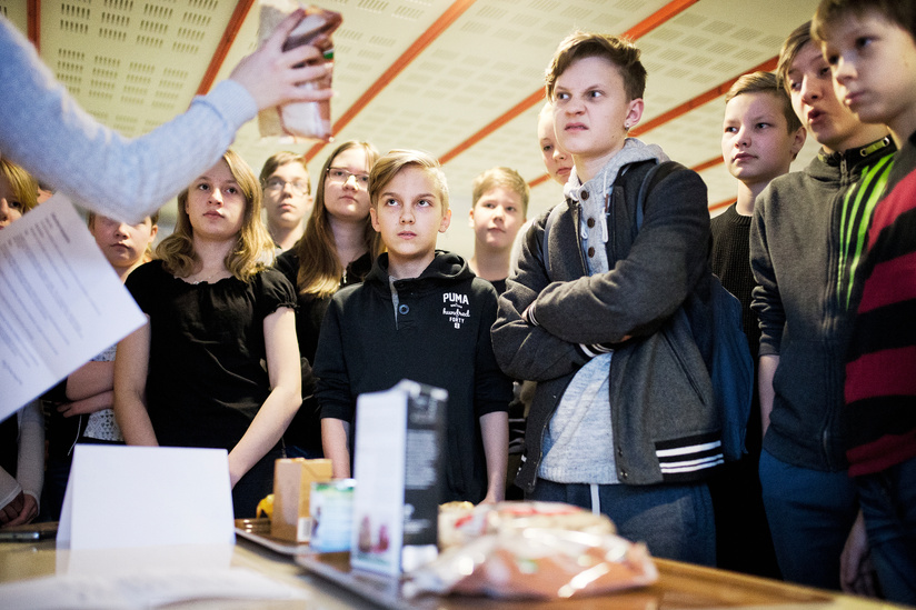 Savon Sanomat 2015 Nilsiän yhtenäiskoululla vietettiin kasvisruokaviikkoa. Jere Tirkkoselle ja Lenni Pennaselle kerrottiin, että lihan voi korvata soijarouheella.